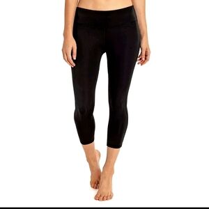 Marika Sport Women's Hi Rise Squat Proof Dry-Wik Capri Leggings Geo Embossed (M)